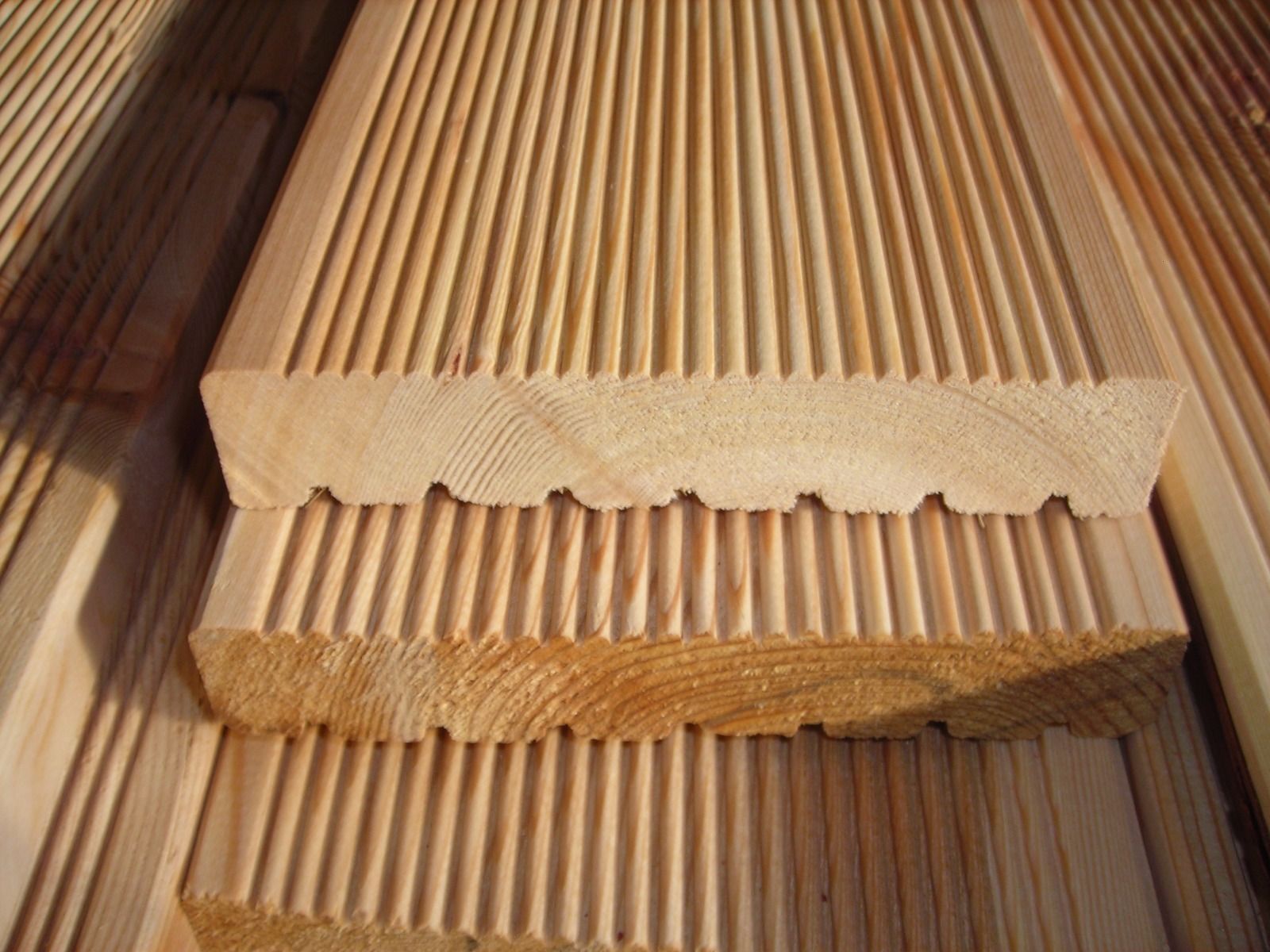 Siberian Larch Decking Boards A Grade Grooved 45 mm Thickness