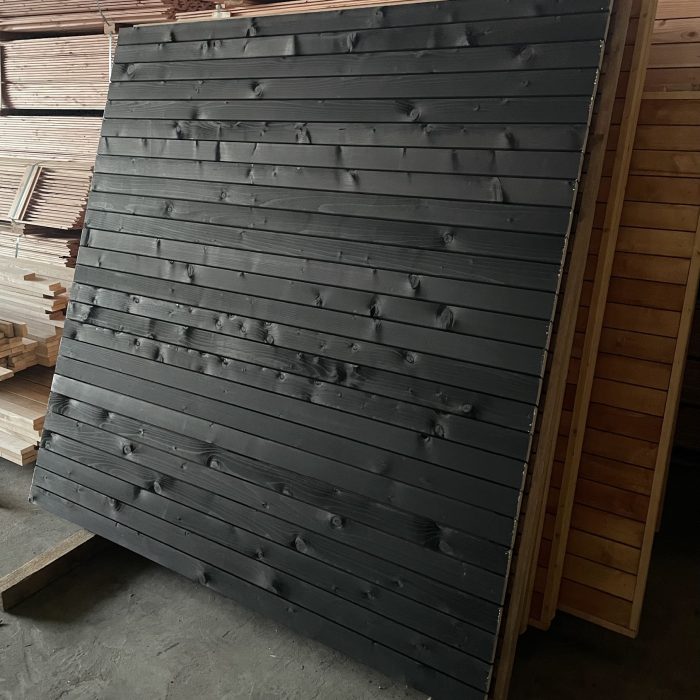 Horizontal-Balck-fencing-panels-Timberulove-1.jpeg